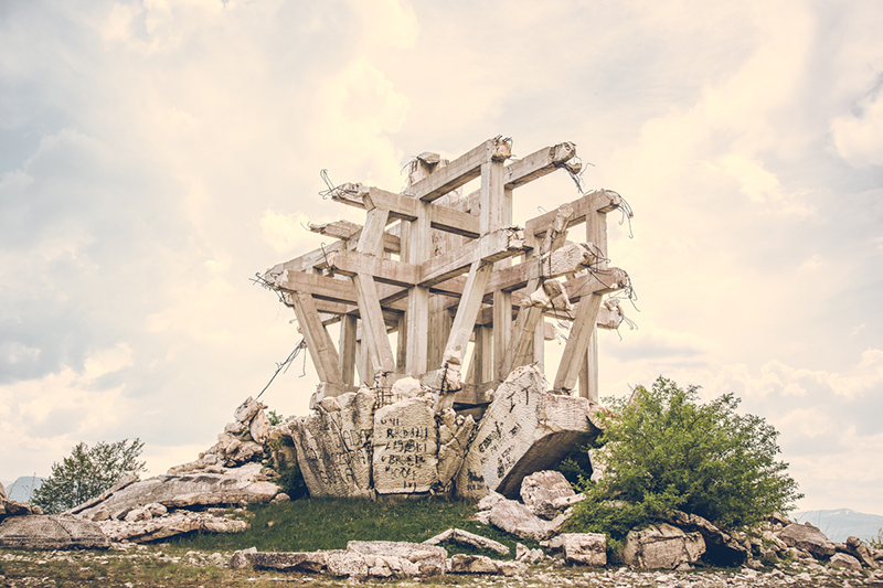 1_20181220_abandoned_bosnia_monument_2.jpg