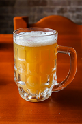 飲み物－テーブル上のマグのビール