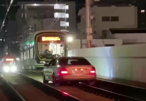 広島市　ベンツが路面電車と衝突、当て逃げ