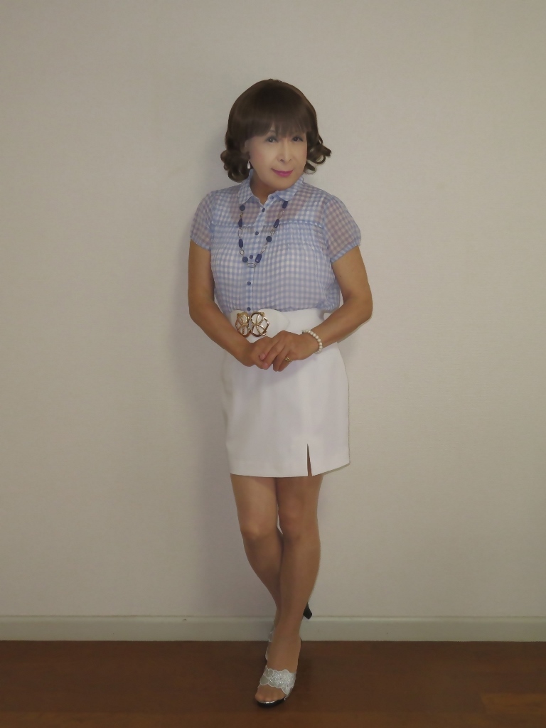 空色半袖ブラウス白タイトスカート部屋A(1)