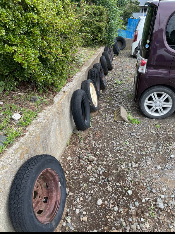 駐車場の残置物　タイヤ