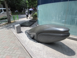 鯨のモニュメント　魚久本店記事