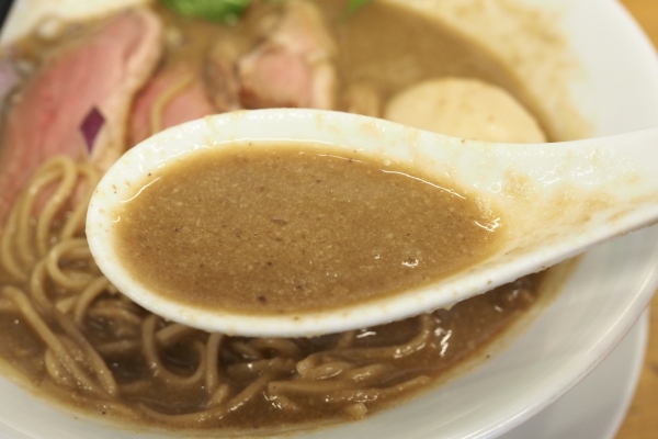 無化調ラーメンファイルNo.6 大阪府枚方市にある鴨ラーメン『麺麓』　特製鴨白湯そば　スープ