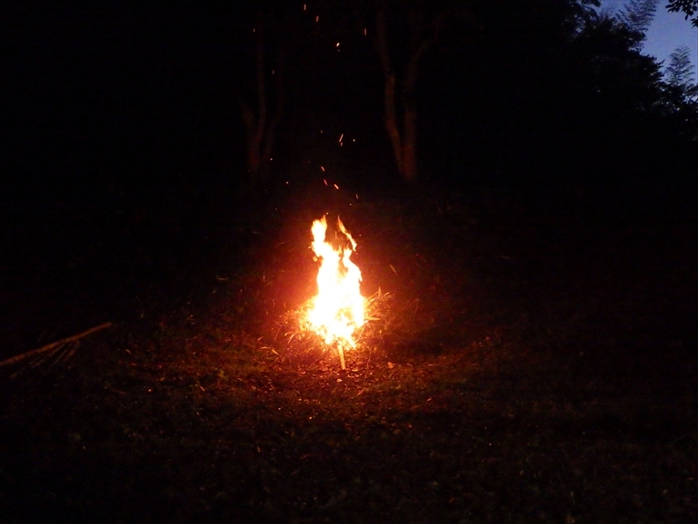 実家の庭先で焚き火-3