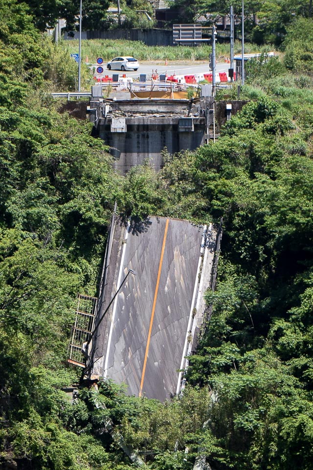 熊本地震により崩落した阿蘇大橋