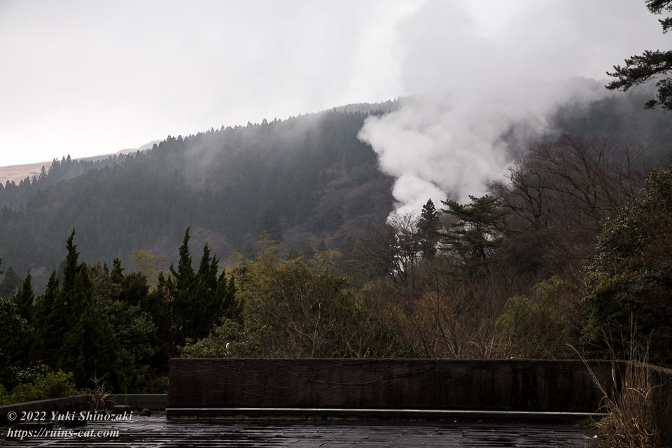阿蘇観光ホテルの屋上から見た湯の山温泉に立ち上る白煙