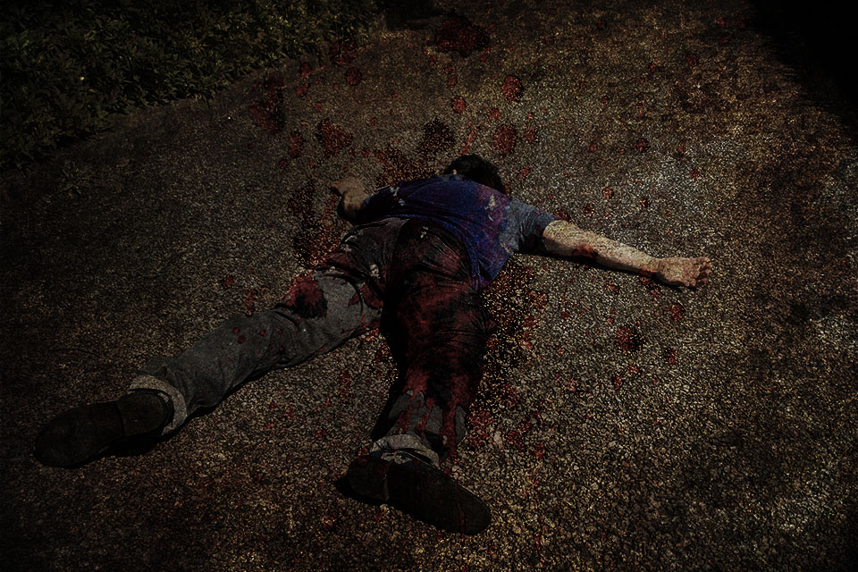 「血を流して倒れている男」のイメージ画像