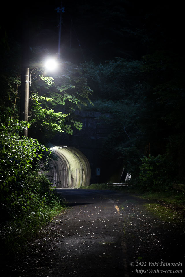 高輝度照明に照らされた旧吹上トンネル手前の坂道