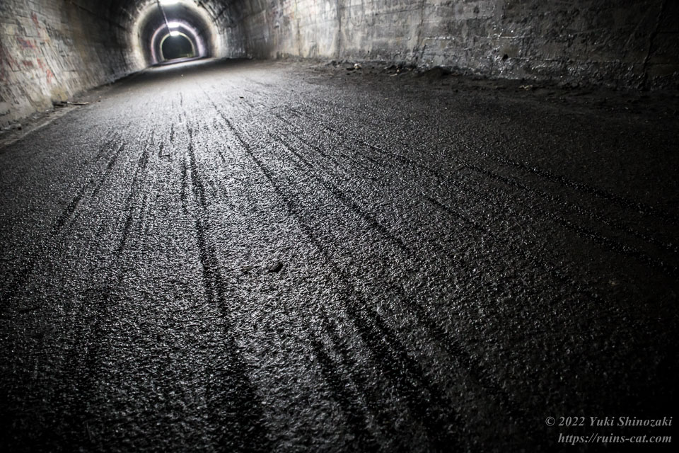 高輝度照明に照らされた旧吹上トンネルの床