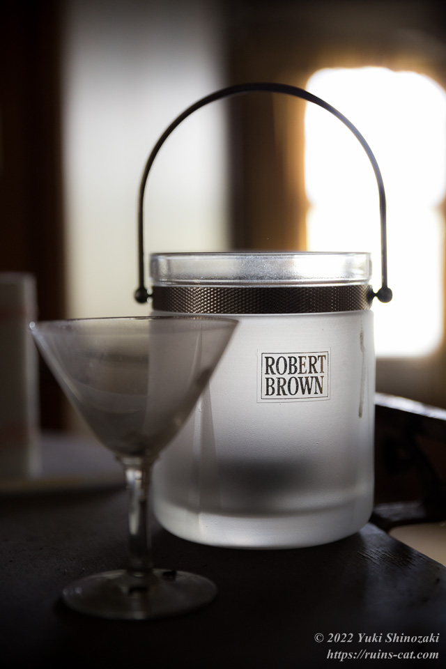 「ROBERT BROWN」と刻印されたアイスペールとカクテルグラス