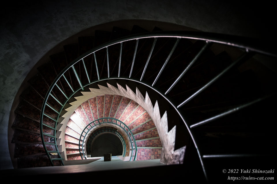 屋上階から見下ろした魔女の館の螺旋階段