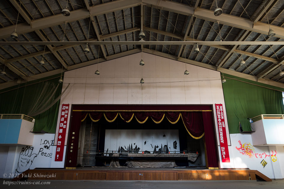 長野朝鮮初中級学校旧校舎の体育館の舞台（中央より）