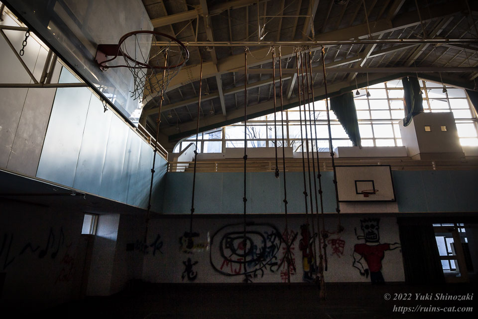 長野朝鮮初中級学校旧校舎の体育館にはロープが数本吊り下げられていた