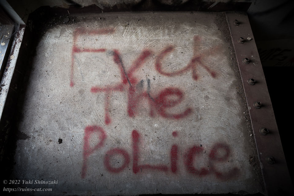 「Fvck the police」と書かれた落書き