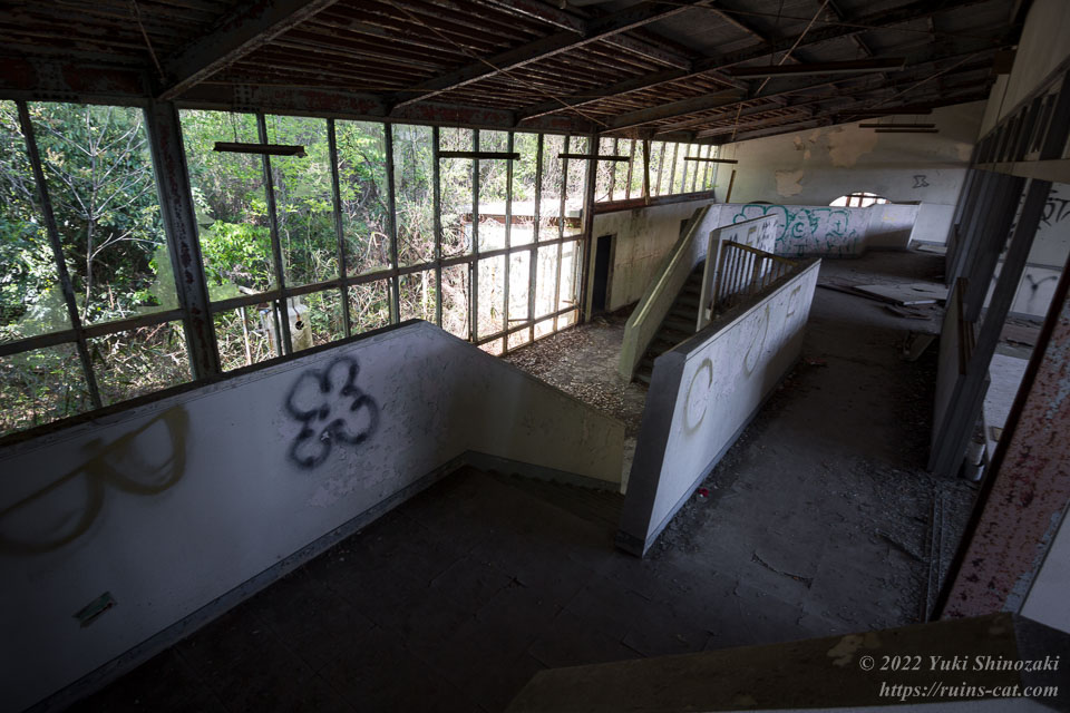 東濃朝鮮初中級学校の2階から廊下と階段を見渡したところ