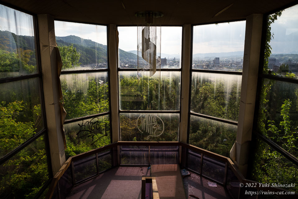 津山プラザホテルのガラス張りの階段室（昼間）