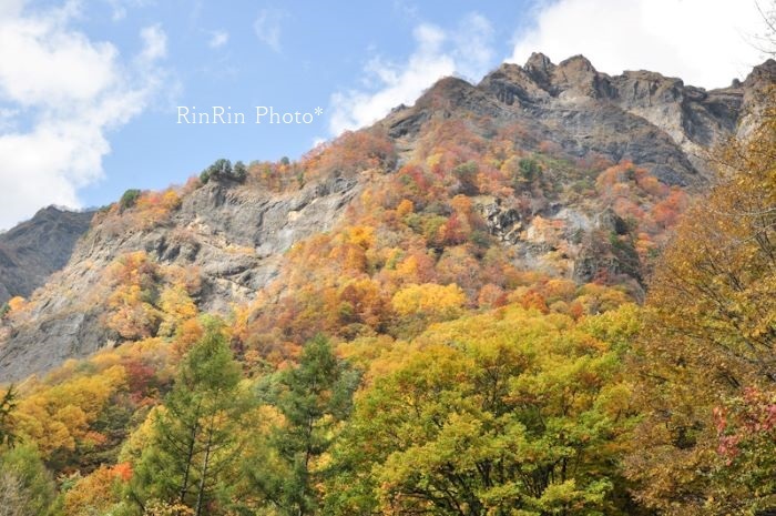 2013年10月品沢高原見上げる岩峰