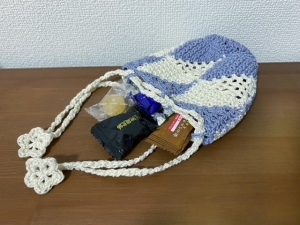 こま編みとネットで編む巾着(横画像)