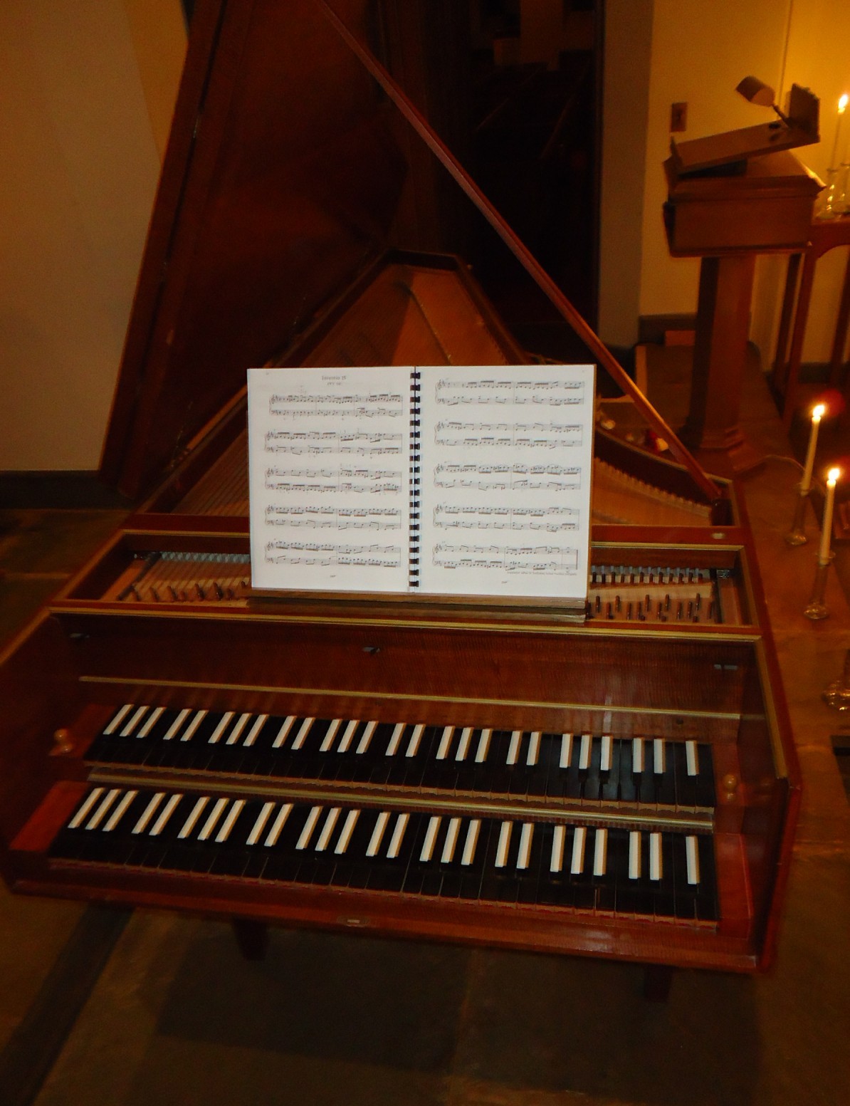 Harpsichord_musical_instrument_with_candles.jpg
