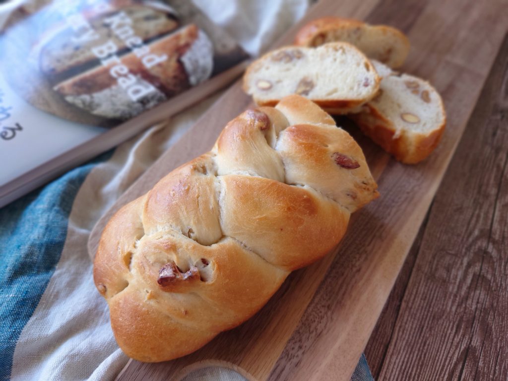 レシピ本「こねずに作れるベーカリーパン」のメープルナッツの三つ編みパンを作りました☆おうち時間